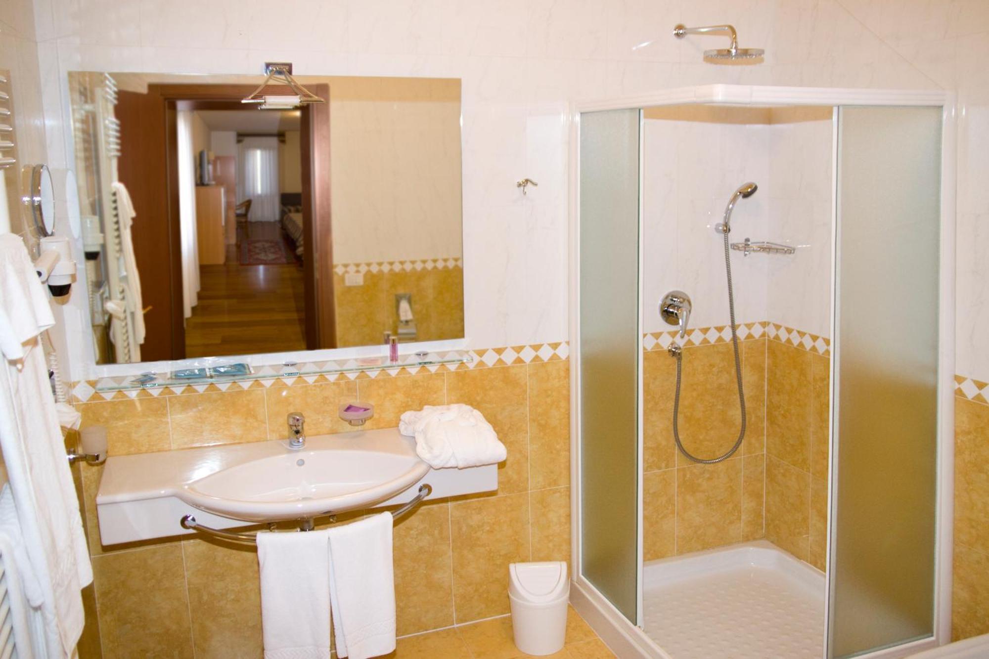 Hotel Ristorante Dotto Varago Buitenkant foto