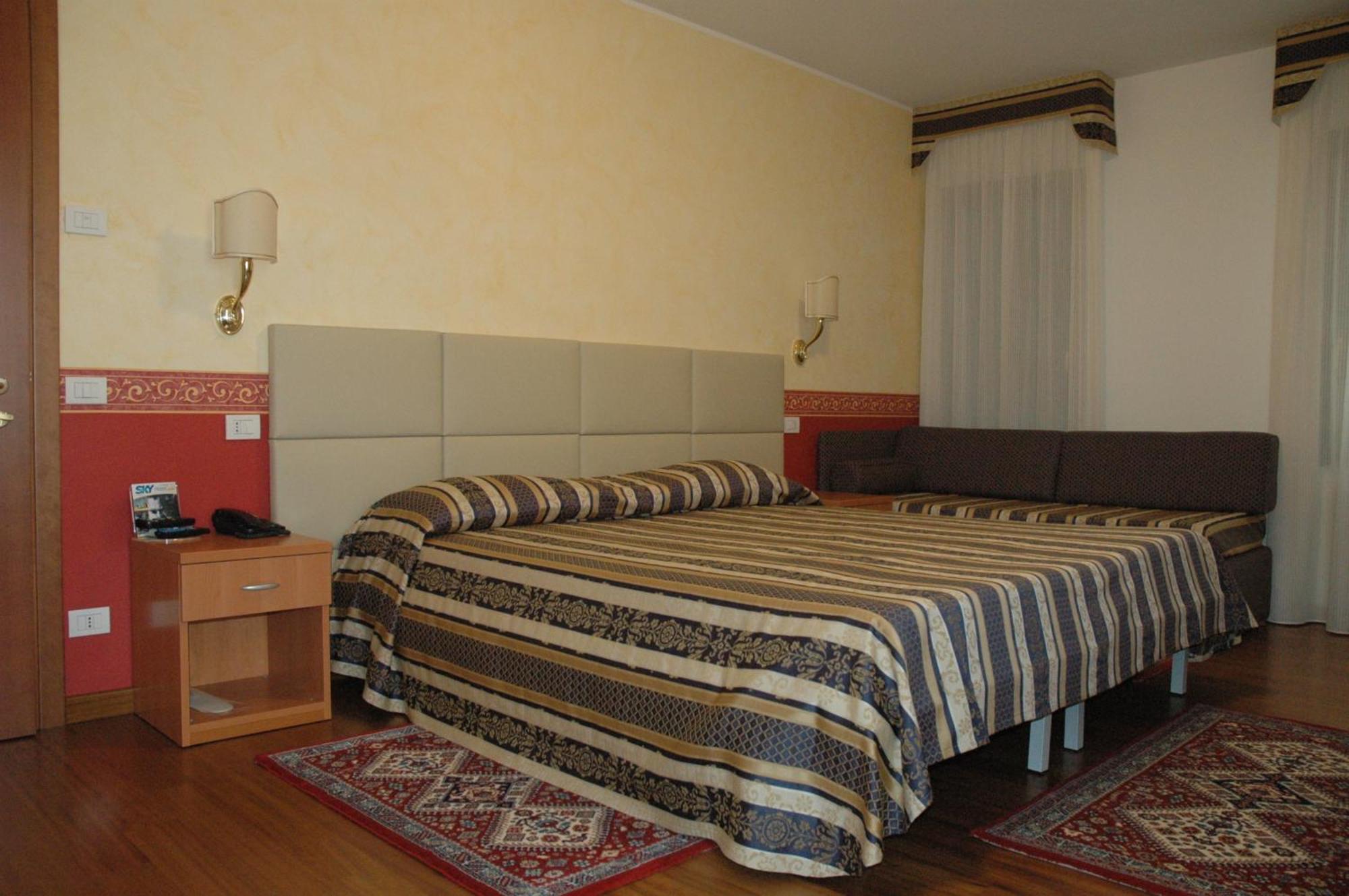 Hotel Ristorante Dotto Varago Buitenkant foto