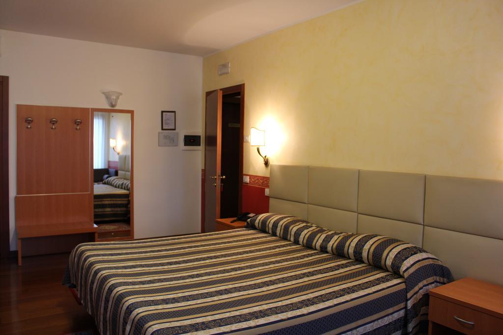 Hotel Ristorante Dotto Varago Buitenkant foto